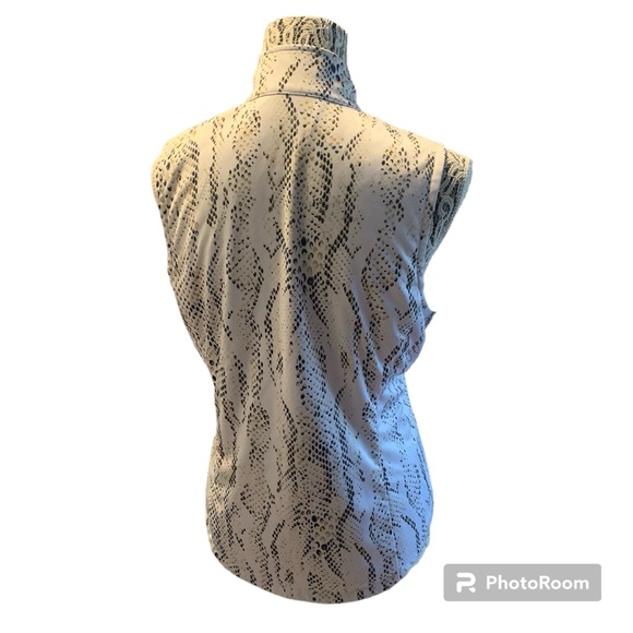 Greg Norman Women’s Golf Vest - Picture 3 of 7